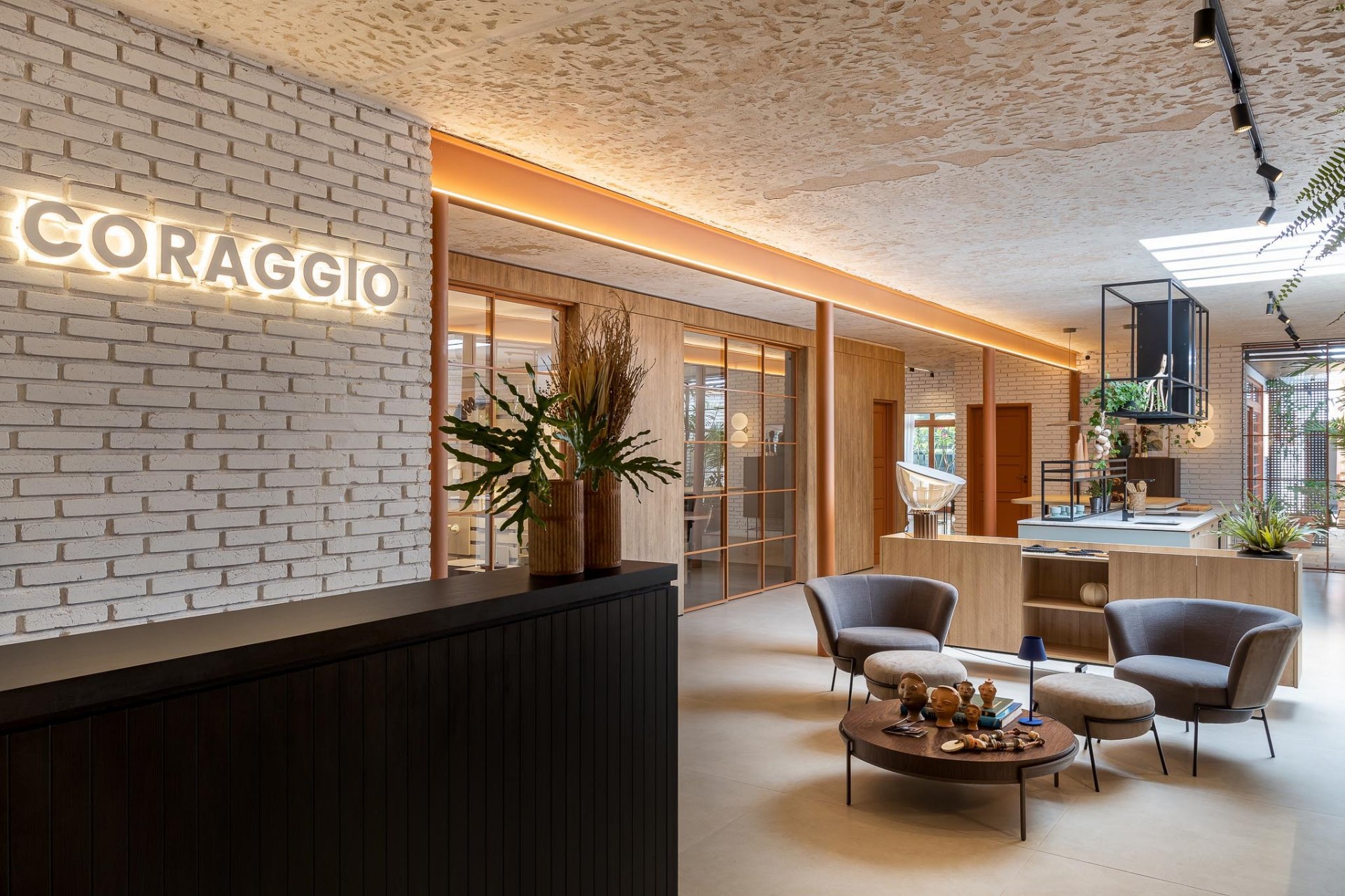 Recepção do showroom Coraggio com letreiro retroiluminado